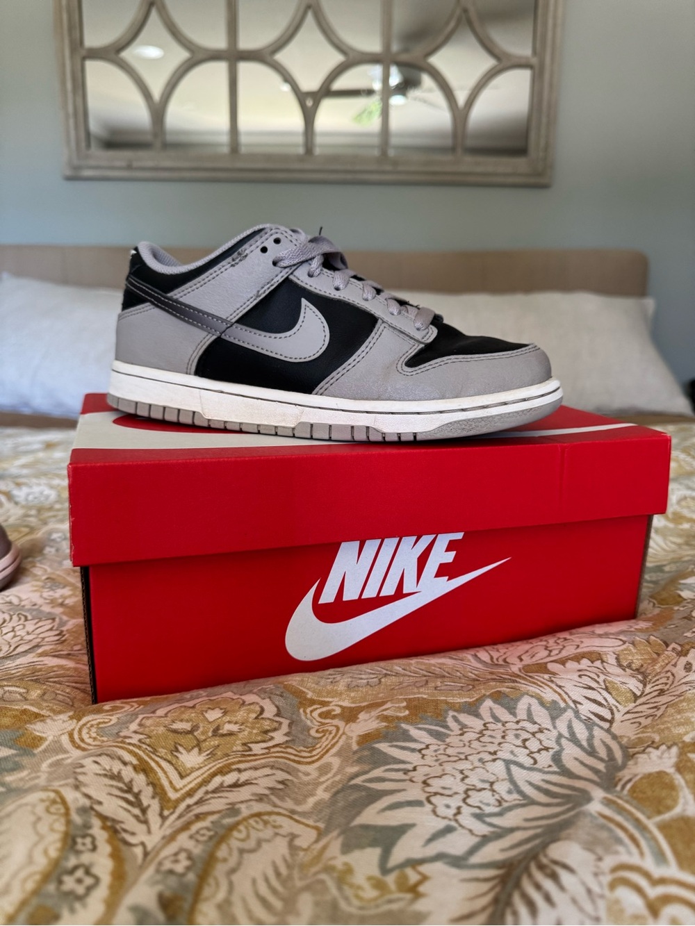 Nike Dunk Low GS - Youth Low Top Sneakers - Black & Gray